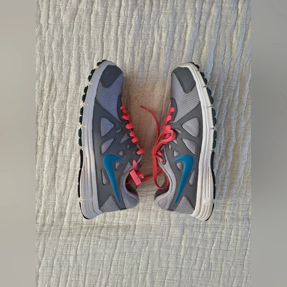 Nike Women's Athletic Shoes in Gray and Pink